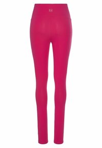 Leggings aderenti di un vivace colore rosa, realizzati in materiale elastico. Presentano una vita alta con un piccolo logo sulla parte posteriore. Texture liscia.