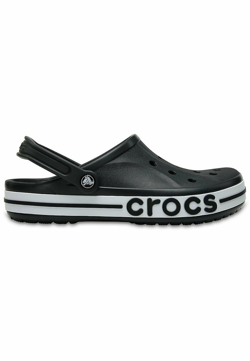 Sabot Crocs noir et blanc à enfiler avec des trous de ventilation, une bride de talon réglable et un marquage audacieux "crocs" sur la semelle.