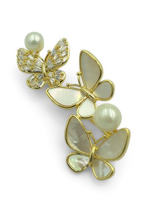 Spilla a forma di farfalla in tono oro che presenta tre farfalle con ali in madreperla e dettagli in cristallo, insieme a un dettaglio in perla bianca.