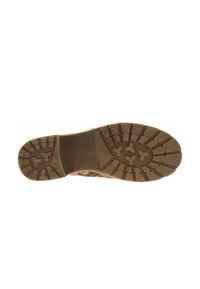 Semelle de chaussure en caoutchouc avec un design de motif de semelle présentant un mélange de rainures et de détails de traction dans des tons marron et beige.