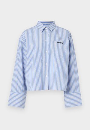 Šviesiai mėlyna trumpa prigludusi marškinėlių palaidinė su baltomis vertikaliomis juostelėmis, su kišene ir logotipu ant krūtinės, pagaminta iš glotnaus audinio.