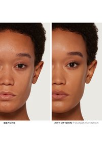 Dwa portrety obok siebie przedstawiające twarz przed i po nałożeniu podkładu w sztyfcie. Po lewej stronie widoczna jest nierówna tonacja skóry; po prawej stronie skóra wygląda gładko i ma jednolity kolor.