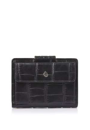 Schwarze Geldbörse aus krokodilleder mit Klappfach und silbernem Logoemblem vorne, fotografiert vor weißem Hintergrund.
