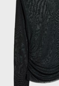 Schwarzer, texturierter Stoff mit einem gerafften Design. Verziert mit kleinen schwarzen und metallischen Perlen für visuelle Akzente.