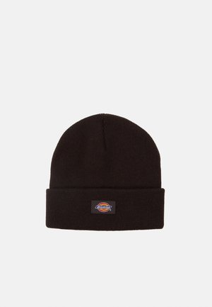 Mustad mustma kootud müts, millel on volditud ääreosa ja mille esipinnal on väike värviline Dickiesi logo plaastriga. Sile tekstuur.