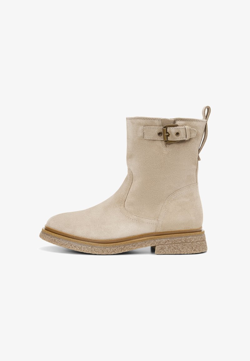 Beige suède enkellaars met een ronde neus, platte rubberen zool en een decoratieve gesp aan de zijkant. Bevat een trek lus aan de achterkant.
