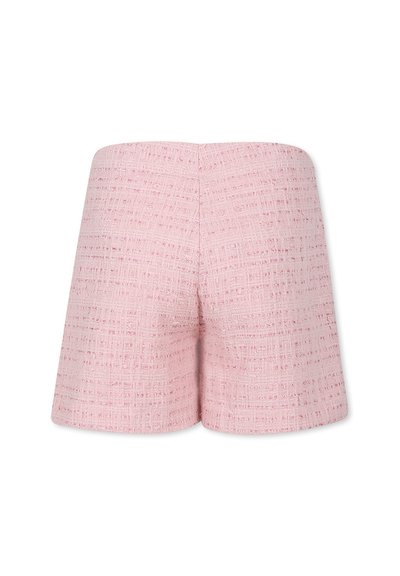 Pantaloni corti rosa realizzati in tessuto testurizzato con un motivo intrecciato, con un taglio dritto e senza chiusure visibili sul retro.