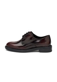 Scarpe Oxford da uomo in pelle lucida marrone scuro con lacci e suola nera, viste in profilo laterale su sfondo bianco.