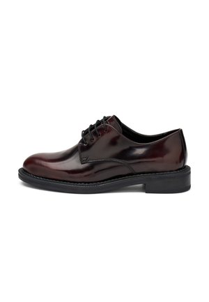 Scarpe Oxford da uomo in pelle lucida marrone scuro con lacci e suola nera, viste in profilo laterale su sfondo bianco.