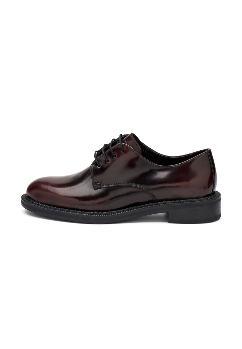 Scarpe Oxford da uomo in pelle lucida marrone scuro con lacci e suola nera, viste in profilo laterale su sfondo bianco.