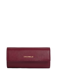 Portafoglio in pelle texturizzata color bordeaux con chiusura a patta, logo dorato "COCCINELLE" centrato sul davanti.