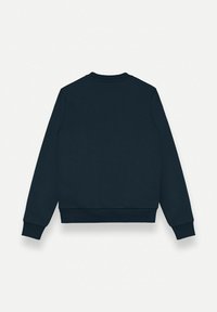 Tmavomodrý sveter, mäkký bavlnený materiál, okrúhly výstrih, rebrované manžety a lem, hladká textúra, jednofarebný chrbát bez ďalších detailov.