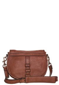 Hnědá kožená crossbody taška s zakřiveným tvarem, prošívanými detaily, plochým předním víkem a odnímatelným popruhem pro všestranné použití.