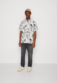 Edwin PRIVATE LETTER SHIRT UNISEX - Pogājama blūze - white/black