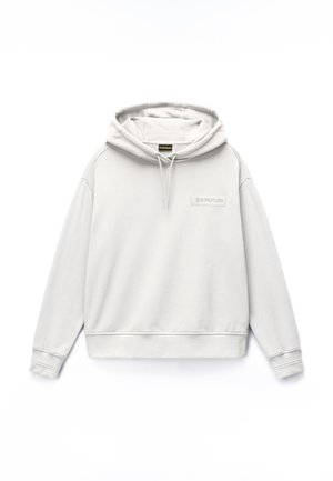 Weißes Sweatshirt mit Kapuze und langen Ärmeln, Kordelzug an der Kapuze und kleinem "Napapijri" Logo-Patch auf der Brust.