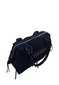 Sac à main en daim bleu marine avec des zips dorés, des poignées doubles et des accents décoratifs. Comprend plusieurs compartiments et une surface texturée.