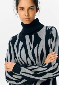 Object OBJRAY ROLL NECK - Abito in maglia - black