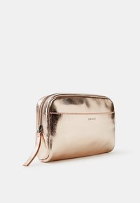 Pochette metallic rose gold con una texture liscia e lucida, dotata di chiusura con cerniera e logo impresso sul davanti, forma rettangolare.