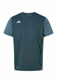 Camiseta deportiva para hombre de color verde azulado oscuro, confeccionada con tela ligera, con mangas cortas, cuello redondo y un logo blanco en el pecho.