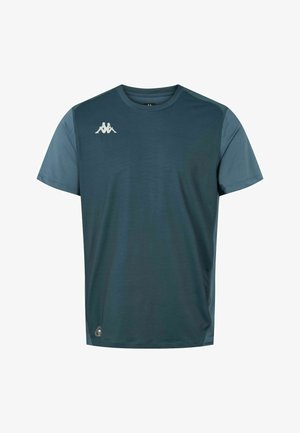 Moška športna majica temno zeleno-turkizne barve, izdelana iz lahkega blaga, z kratkimi rokavi, okroglim izrezom in belim logotipom na prsih.