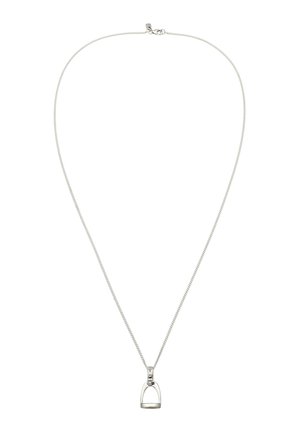 Dünne silberne Halskette mit kleinem Steigbügel-Anhänger und Karabinerverschluss auf weißem Hintergrund.