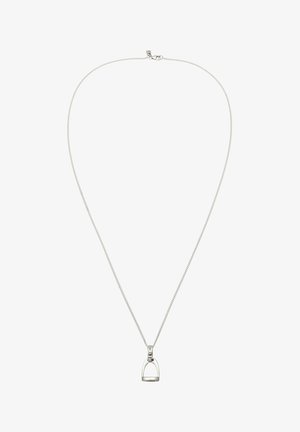 Dünne silberne Halskette mit kleinem Steigbügel-Anhänger und Karabinerverschluss auf weißem Hintergrund.