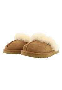 Bruine suède pantoffels met een fluffy crèmekleurige nepbontrand, ronde neus en een gestructureerde rubberen zool voor grip.