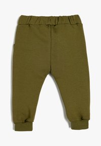 Pantalones de chándal para niños pequeños en verde oliva, con puños acanalados y cintura elástica, colocados planos sobre un fondo blanco.