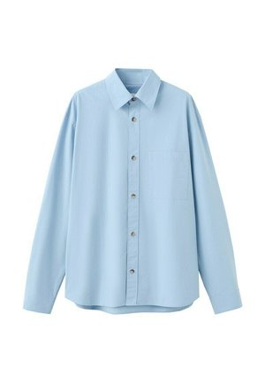 Jasnoniebieska koszula na długi rękaw z kołnierzykiem i kieszenią na piersi, prezentowana na białym tle.