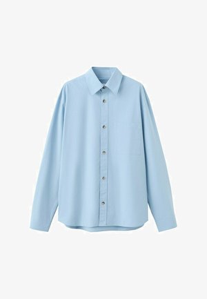 Jasnoniebieska koszula na długi rękaw z kołnierzykiem i kieszenią na piersi, prezentowana na białym tle.