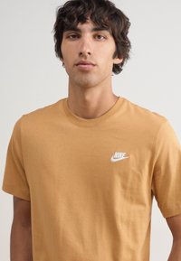 Nike Sportswear CLUB TEE - Navadna majica - flax