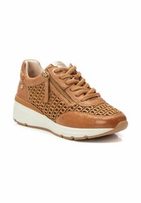 Zapatilla de cuero marrón con cordones, textura tejida, detalle de cremallera dorada y media suela blanca. Presenta tonos contrastantes en marrón y beige.
