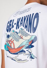 ASICS ROAD GRAPHIC TEE MEN - Marškinėliai su spaudiniu - brilliant white