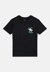 Czarny bawełniany t-shirt z krótkimi rękawami, z graficznym nadrukiem w kolorze zielonym na lewej piersi: tekst "CHILL OUT. BE WATER" oraz postać.