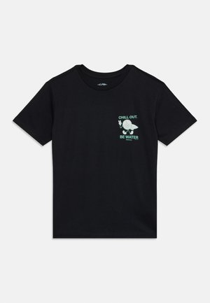 T-shirt de algodão preto com mangas curtas, apresentando uma estampa gráfica em verde no lado esquerdo do peito: texto "CHILL OUT. BE WATER" e um personagem.