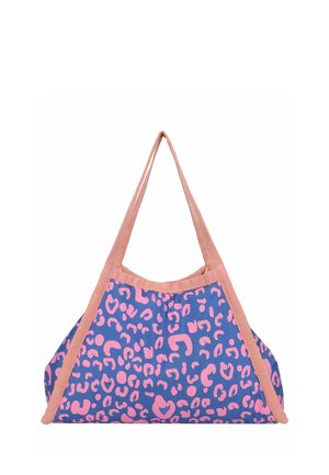 Borsa a tracolla triangolare blu con macchie leopardate astratte rosa e manici e rifiniture in tessuto rosa.