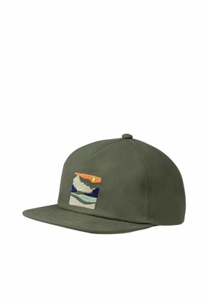 Gorra de béisbol verde oliva con visera plana que presenta un pequeño parche bordado con un paisaje en colores naranja, azul, verde y beige en el panel frontal.