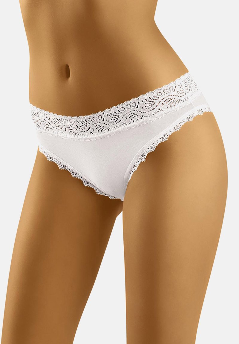 Witte hipsteronderbroeken met een kantje aan de rand, voorzien van een golvende kant in de taille, gemaakt van zacht materiaal met een gladde textuur en naadloze randen.