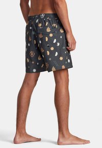 Svarta badshorts med färgglada abstrakta mönster, tillverkade av lättviktig tyg. Har resårmidja och en bakficka.