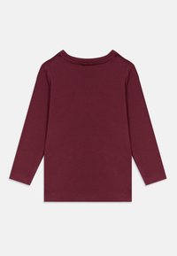 Camisa de manga longa bordeaux feita de um tecido suave, com um decote redondo e um design simples, sem padrões ou adornos.