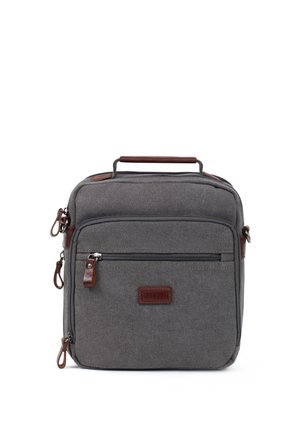 Sac d'épaule en tissu gris avec plusieurs compartiments zippés et une poignée en cuir marron ainsi que des tirettes de fermeture éclair, étiquette frontale indiquant "FAGOLA."