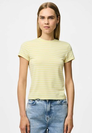 T-shirt giallo chiaro a maniche corte con righe orizzontali bianche, scollatura rotonda, realizzato in materiale morbido, abbinato a jeans in denim a vita alta.