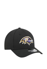 Schwarze Baseballmütze mit einem gestickten Logo der Baltimore Ravens in lila, gold und weiß. Mit gebogenem Schirm und verstellbarem Rücken.