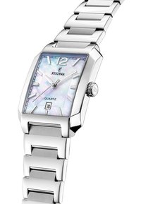 Srebrna kvarčna ura z pravokotno ohišje, iridescentna matična dial, srebrni kazalci ter pas z metalnimi povezavami.