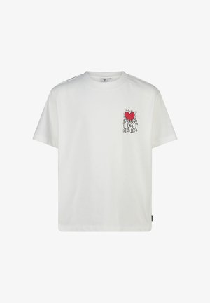 Camiseta de algodón blanca de manga corta, con un diseño gráfico en negro y rojo de dos figuras sosteniendo un corazón rojo en el lado izquierdo del pecho.