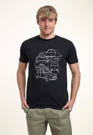 Černé tričko s bílými liniovými kresbami vintage aut, včetně 2CV, s kulatým výstřihem a krátkými rukávy. Měkký bavlněný materiál.
