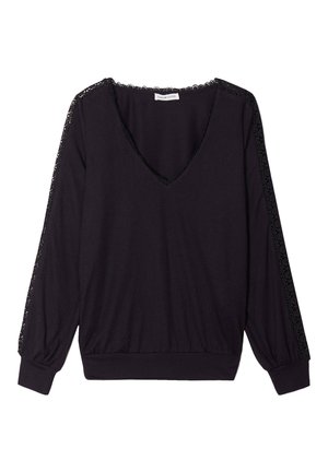 Haut noir à manches longues avec un décolleté en V profond, des détails en dentelle sur les épaules et les poignets, tissu doux et coupe décontractée au niveau de l'ourlet.