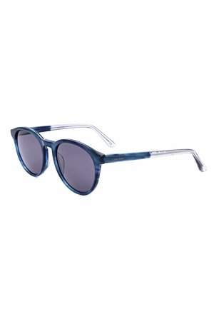 Occhiali da sole con montatura tonda blu e trasparente e lenti scure, marchio Calvin Klein sull’asta.