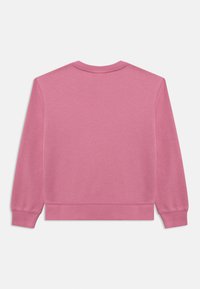 Φλις φούτερ με στρογγυλή λαιμόκοψη σε ανοιχτό ροζ, με ριμπ μανσέτες και τελείωμα. Ομαλή υφή· διαθέτει απλό, κλασικό σχέδιο χωρίς σχέδια.