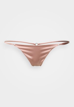 Metallisch rosafarbener Bikini-Slip mit glatter Textur, dünnen Seitenbändern und einem mittigen Ringakzent. Entworfen für minimale Bedeckung.